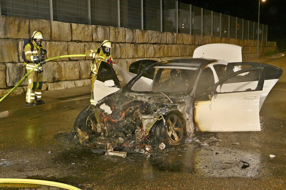Die örtliche Feuerwehr konnte den BMW trotz aller Bemühungen nicht "retten".