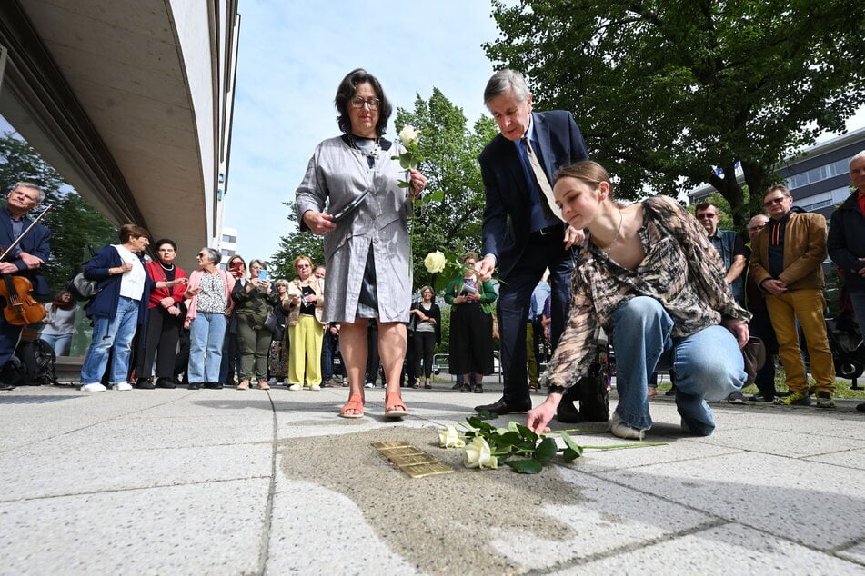 Familie Strauss legte am smac weiße Rosen für ihre Angehörigen nieder.