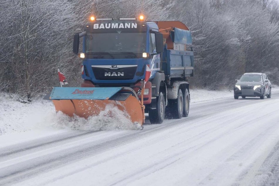 Verschneite und glatte Straßen: Der Winterdienst im Erzgebirge war in dieser Saison an 152 Tagen im Einsatz.
