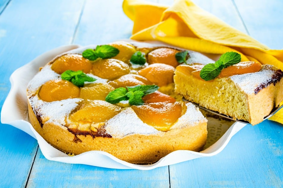 Mint leaves not only give a wonderful look to the apricot cake, but also give a fresh taste.