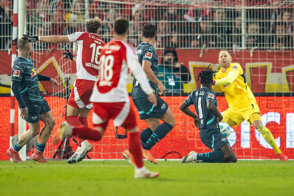 Unions Benedict Hollerbach hatte die größte Chance zum 1:0. Aber Peter Gulacsi wehrte unfreiwillig mit seinem Gesicht ab.