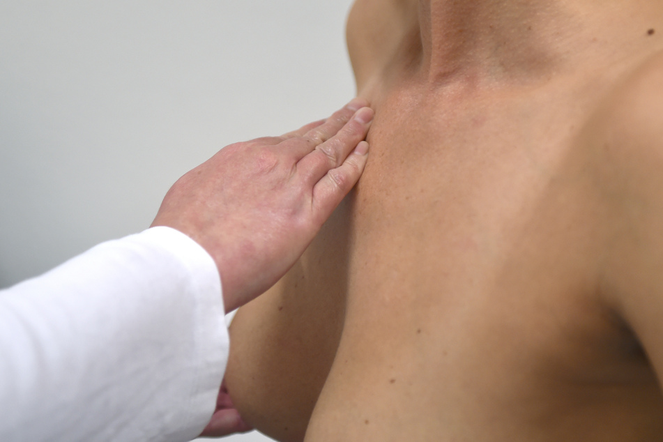 Eine Medizinische Tastuntersucherin (MTU) untersucht die Brust einer Patientin.