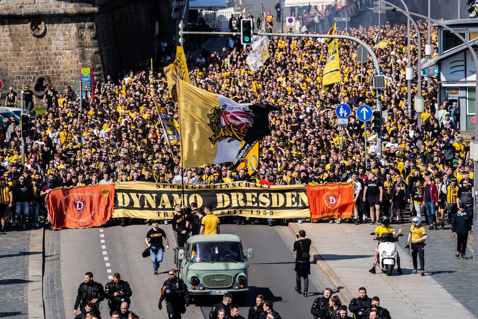 Die Dynamo-Fans bei einem Fanmarsch im April 2023.