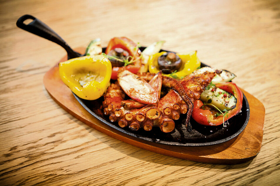 So schmeckt die Ägäis: Pulpo Cocido - gekochter Tintenfisch, Schalotten (Edelzwiebeln) und gegrilltes Gemüse in einer Pfanne.