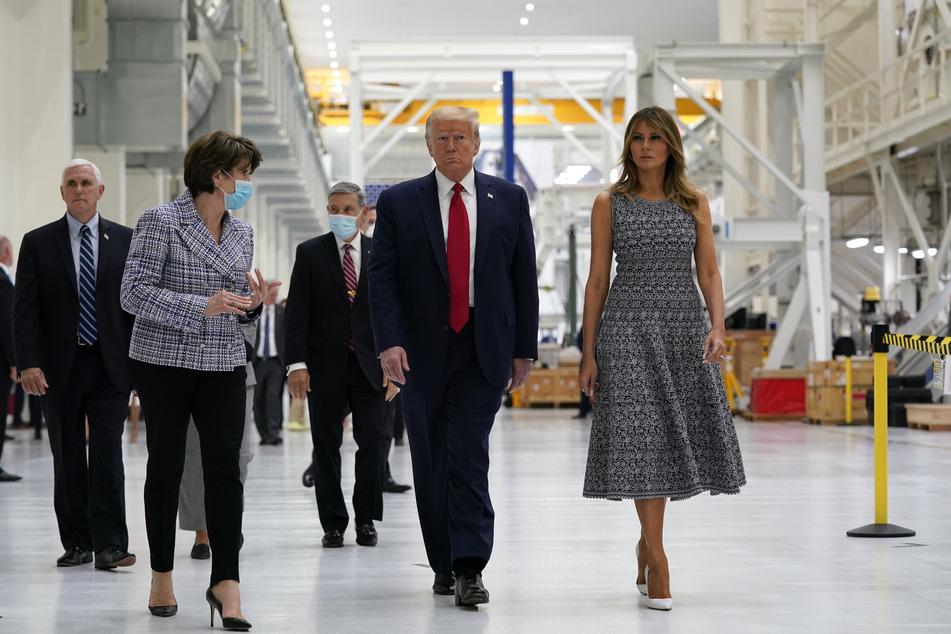 Donald Trump, Präsident der USA, und First Lady Melania Trump (r) nehmen mit Vizepräsident Mike Pence (l) an einem Rundgang durch die NASA-Einrichtungen teil.
