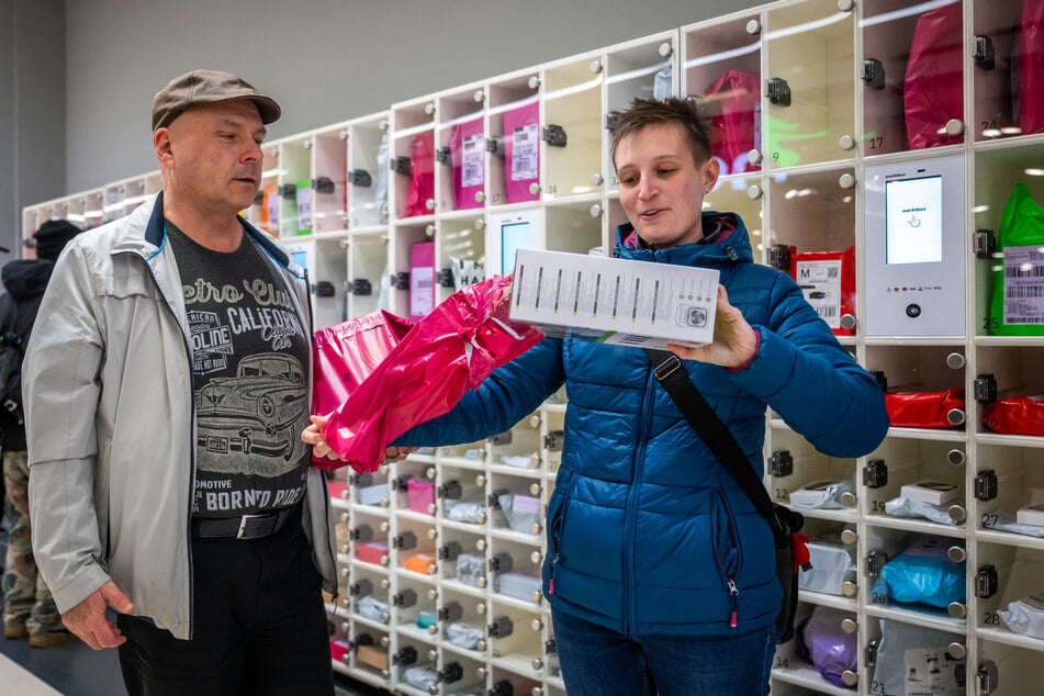 Björn Frenzel (54) und Maria Petzner (27) packen ihre Secret-Boxen direkt vor Ort aus.