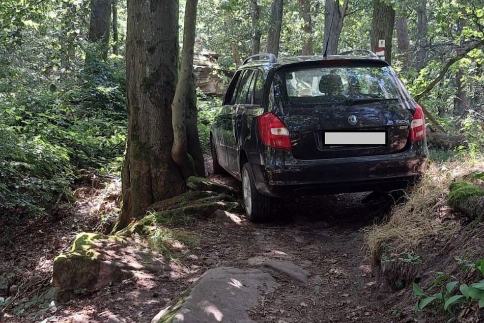 Total festgefahren: Spritztour ins Grüne endet für Senior im Fiasko