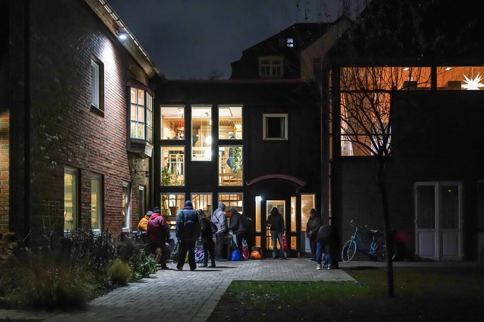 Bei Eiseskälte warteten obdachlose Dresdner vor der Zionskirche auf Einlass.