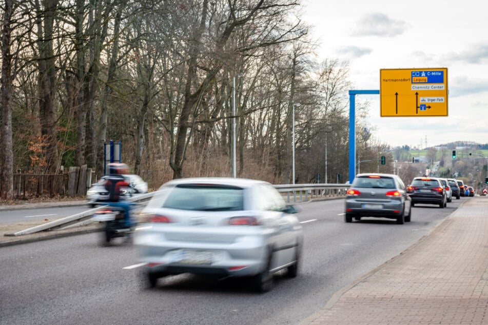 Am Montagabend kam es durch einen Betrunkenen (30) zu großem Verkehrschaos auf der Leipziger Straße. (Archivbild)