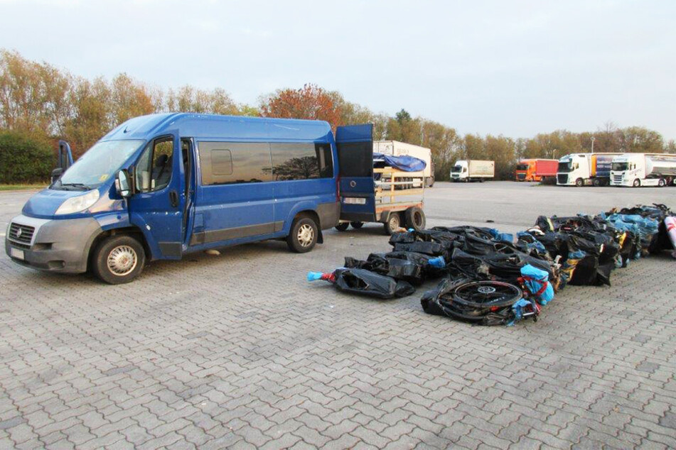 Die gestohlenen Räder und drei Insassen des Transporters wurden an die Landespolizei übergeben.