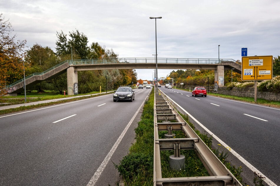 Die Fußgängerbrücke über die Hermann-Reichelt-Straße in Klotzsche wird am Mittwoch einer Hauptprüfung unterzogen.