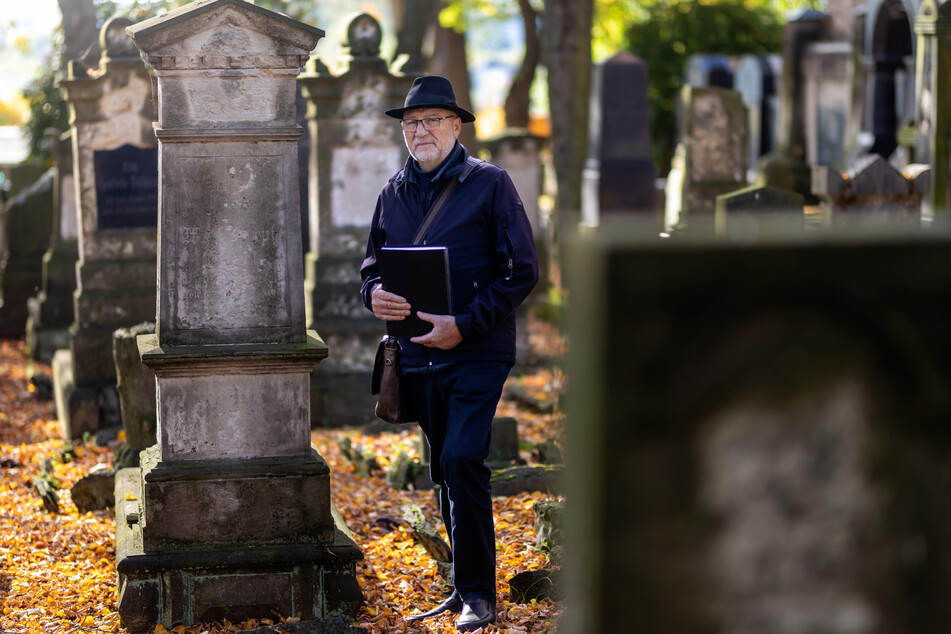 Gästeführer Udo Mayer kennt viele Geschichten rund um Chemnitz, nicht nur um den jüdischen Friedhof auf dem Kassberg.