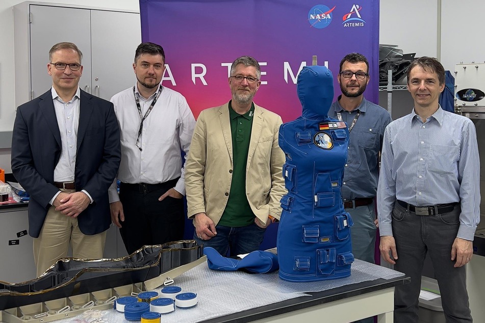 Das MARE Team mit Kolleginnen und Kollegen von der Nasa, Lockheed Martin, StemRad und DLR bei der Übergabe der Astronautinnen-Phantome Helga und Zohar am Kennedy Space Center in Florida.