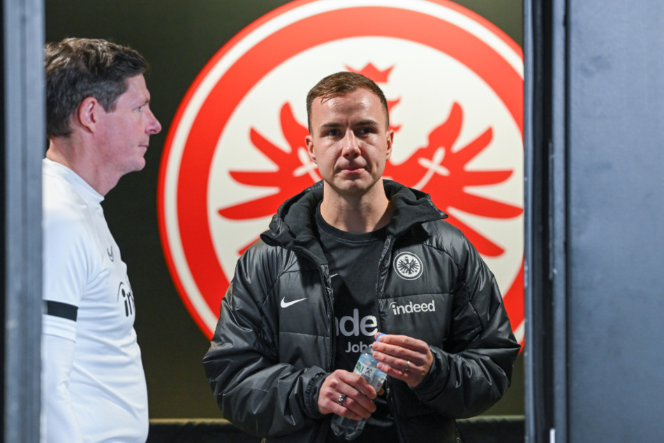 Eintracht Frankfurts Mario Götze (30, r.) sah in den letzten 5 Pflichtspielen vier Gelbe Karten wegen Meckerns.