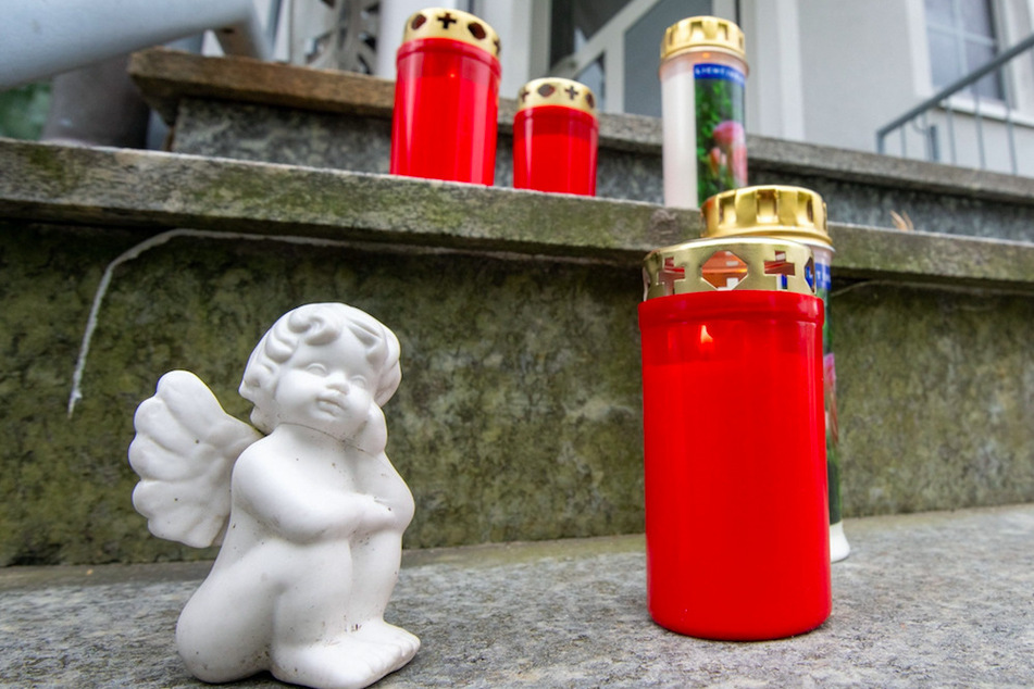 Kerzen und ein kleiner Engel stehen vor dem Hauseingang in Schwarzach.