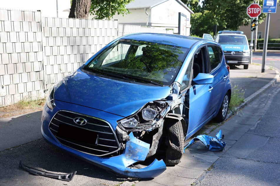Bei dem Unfall waren ein Hyundai und ein Linienbus zusammengekracht. Der Honda-Fahrer musste medizinisch betreut werden.