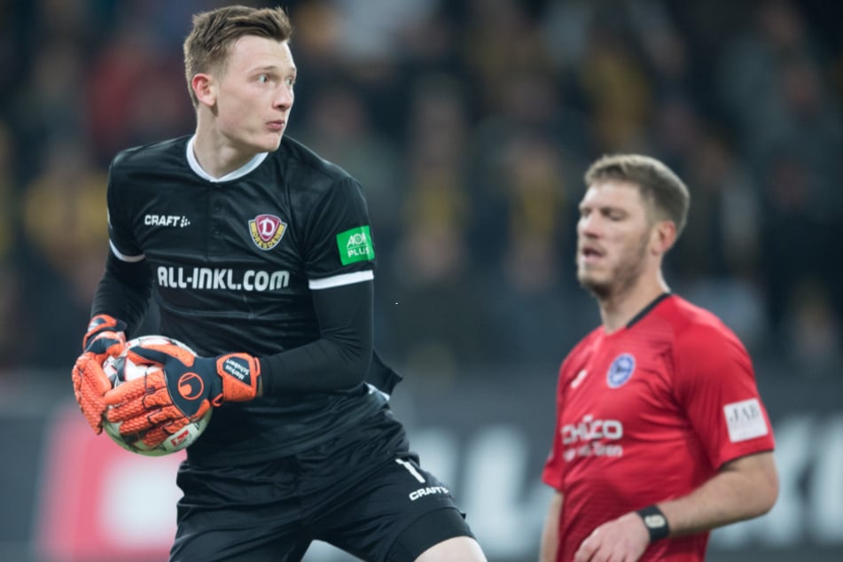 Markus Schubert (23, l.) fängt den Ball gegen Arminia Bielefeld und Fabian Klos (33). 2019 verließ er die SGD.