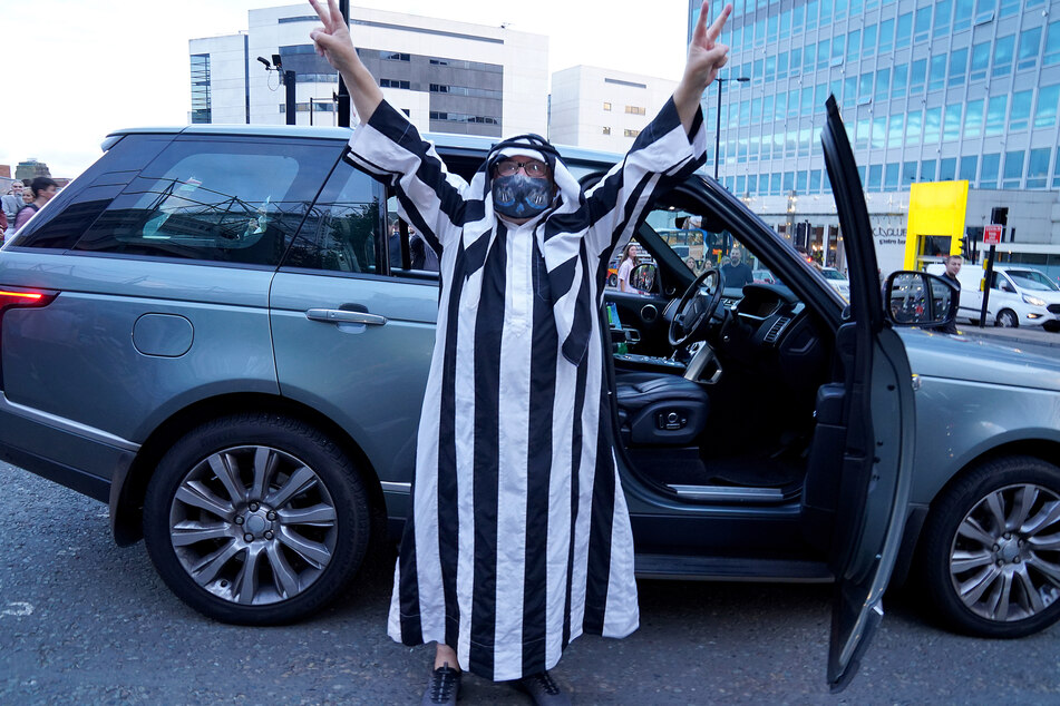 Schnell wollten die Fans ihre Unterstützung durch den arabischen Kleidungsstil ausdrücken, doch der Verein warnt vor kultureller Aneignung und Beleidigung.