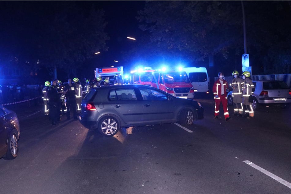 Nach dem schlimmen Zusammenstoß zwischen Suzuki und VW kümmerten sich die Rettungskräfte um die beiden schwer verletzten Fahrer.
