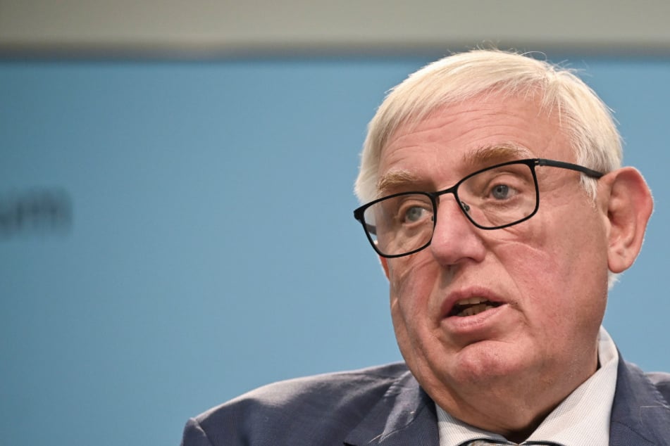 NRW-Sozialminister Karl-Josef Laumann (68) kann mit den Überlegungen aus der Jungen Gruppe der CDU nichts anfangen.