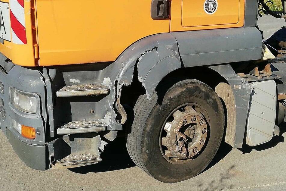 Der Lkw wurde glücklicherweise nur gestreift. An ihm entstand ein Schaden von rund 3000 Euro.