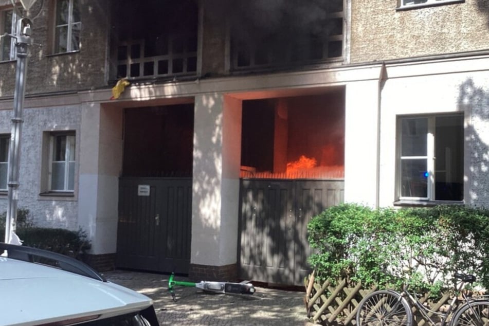 In Berlin-Neukölln mussten wegen eines brennenden Müllplatzes 22 Bewohner ihr Haus verlassen.