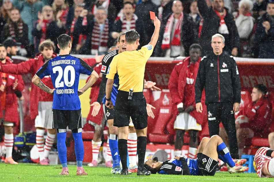 Noch während Pherai am Boden lag, zeigte ihm Schiedsrichter Daniel Schlager (35) die Ampelkarte.