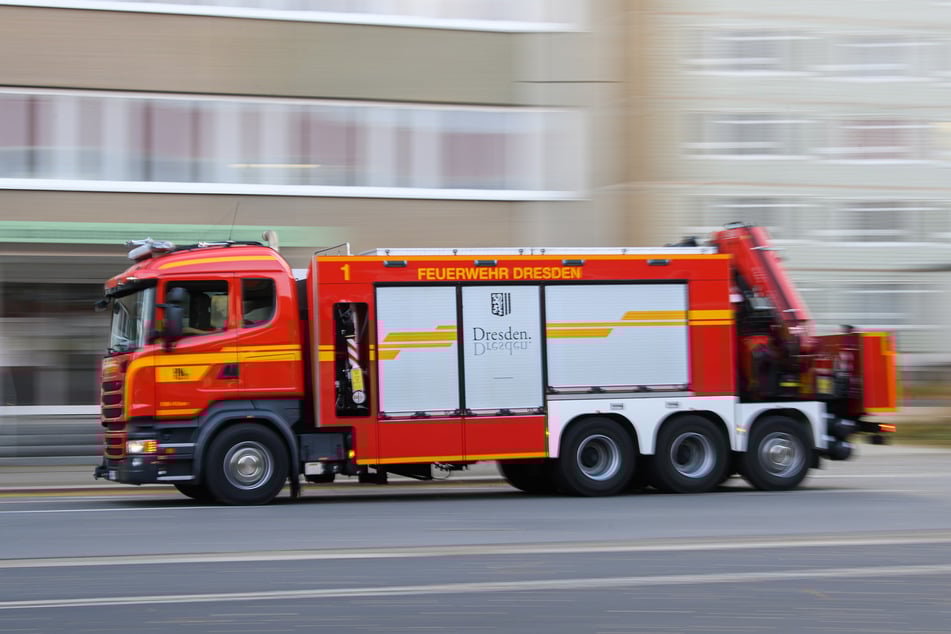 Die Dresdner Feuerwehr hatte am Montagmorgen alle Hände voll zu tun. (Symbolbild)