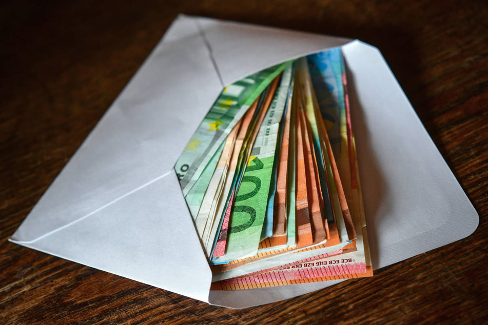 Das Ehepaar hatte in einem Briefumschlag 17.500 Euro im Haus versteckt. (Symbolfoto)