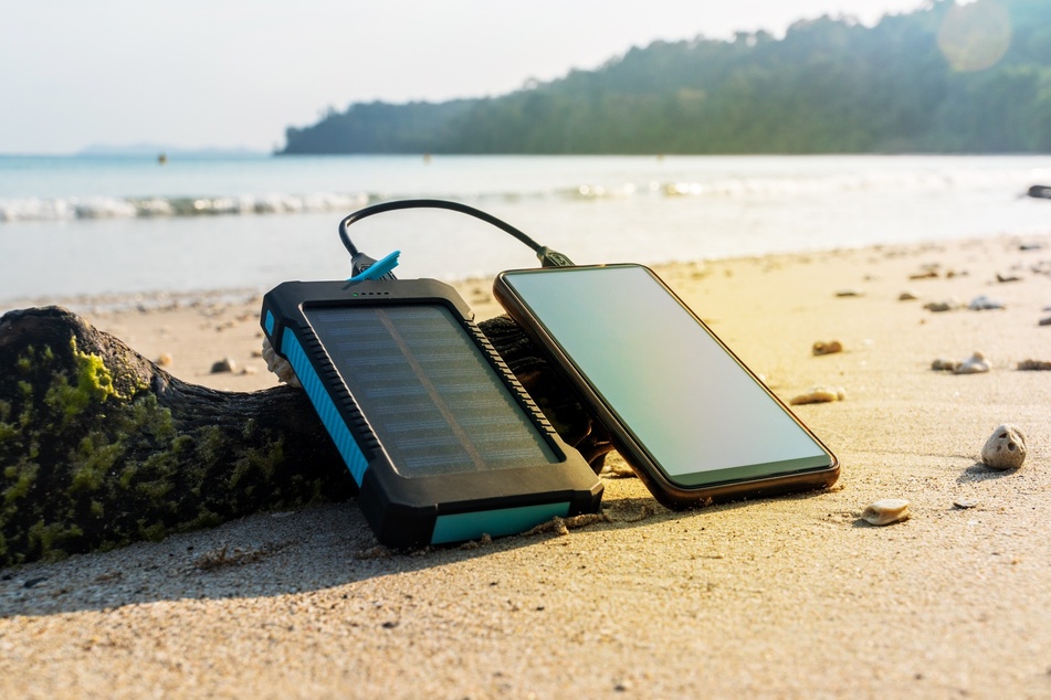 Quasi endlos Strom hast Du mit einer Solar-Powerbank und ausreichend Sonnenlicht.