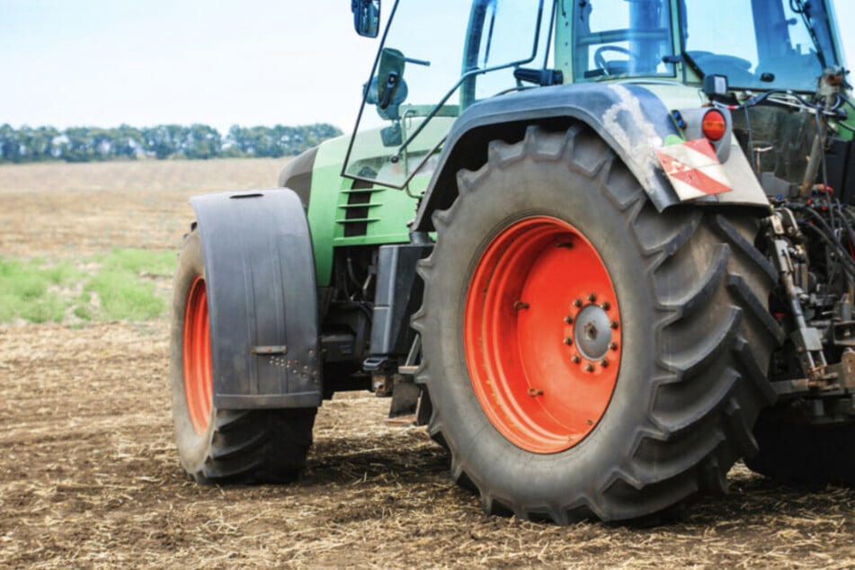 In Schiffdorf hat ein Landwirt (34) seinen eigenen Sohn (5) mit einem Trecker erfasst. Der Junge wurde schwer verletzt. (Symbolfoto)