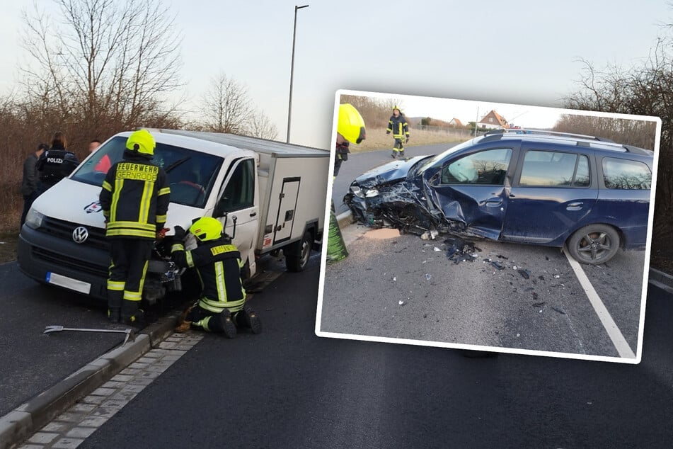 Dacia gerät in Gegenverkehr und kracht in Transporter: Autofahrer verletzt!