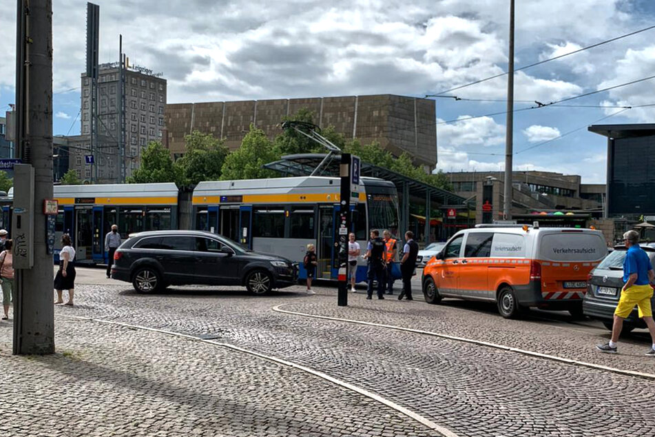 Der Fahrer eines Audi hat beim Linksabbiegen nicht aufgepasst.
