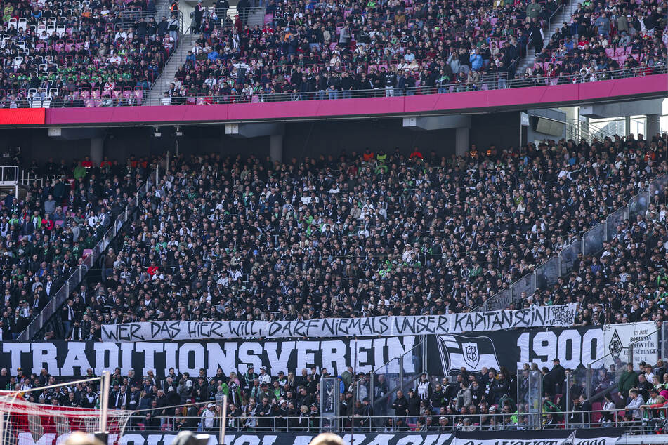 Nicht alle Fans von Borussia Mönchengladbach wollten am Samstag auf Bratwurst und Bier verzichten.