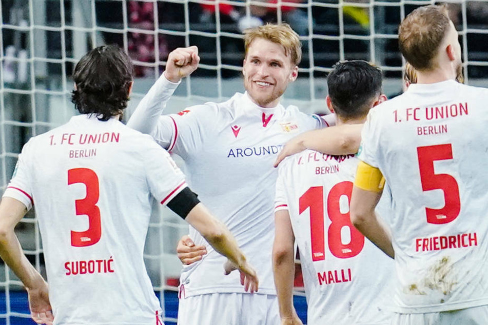 In der vergangenen Saison jubelte der schwedische Sturmtank Sebastian Andersson (2.v.l.) noch im Trikot des 1. FC Union Berlin. Am Sonntag trifft er mit seinem neuen Klub 1. FC Köln erstmals auf seine ehemaligen Teamkameraden.
