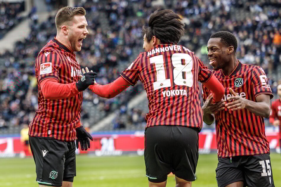 Benjamin Källmann (v.l.n.r.) feiert sein Tor und eine äußerst gelungene Kombination mit den Vorbereitern Daisuke Yokota und Noel Aseko.