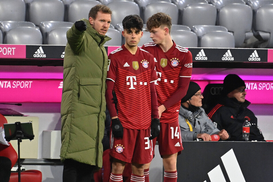 Copado (M.) gab im Janaur 2022 unter Julian Nagelsmann (37, l.) sein Debüt in der Bundesliga für den FC Bayern München.