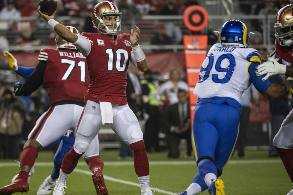 Jimmy Garoppolo (l) threw two touchdowns against the Rams in the Monday night win.