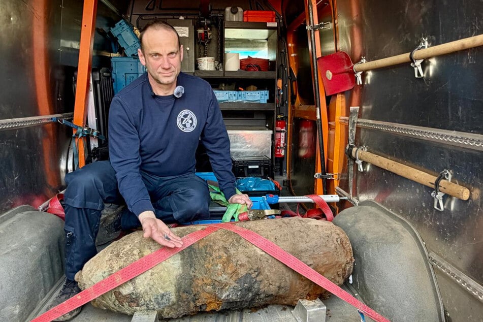 Sprengmeister Thomas Zowalla (49) zeigt den Rest vom Zünder.