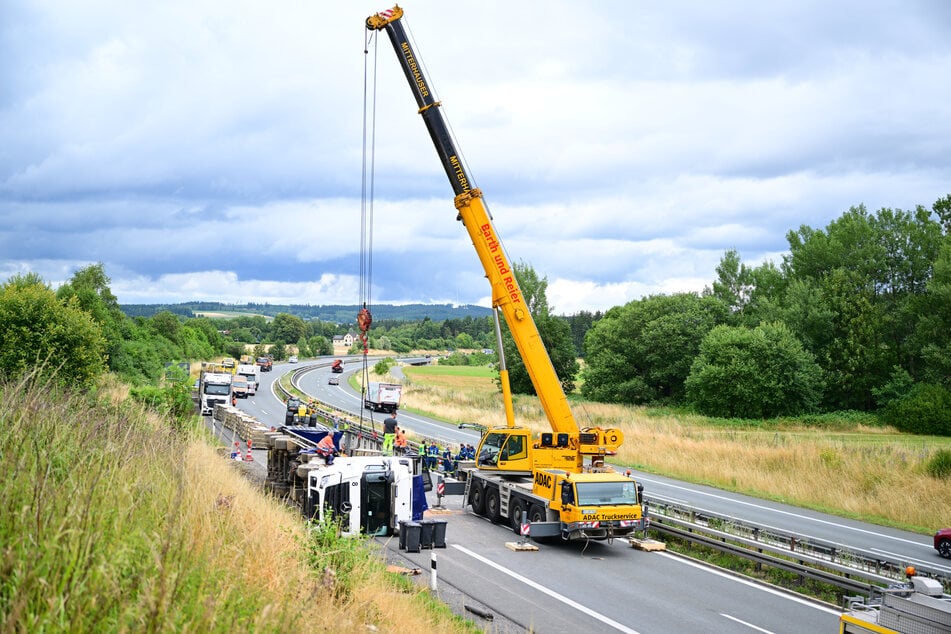 Auf der A93 kam es im Juli 2023 zu einem Unfall, bei dem ein mit Geflügel beladener Sattelzug umstürzte.