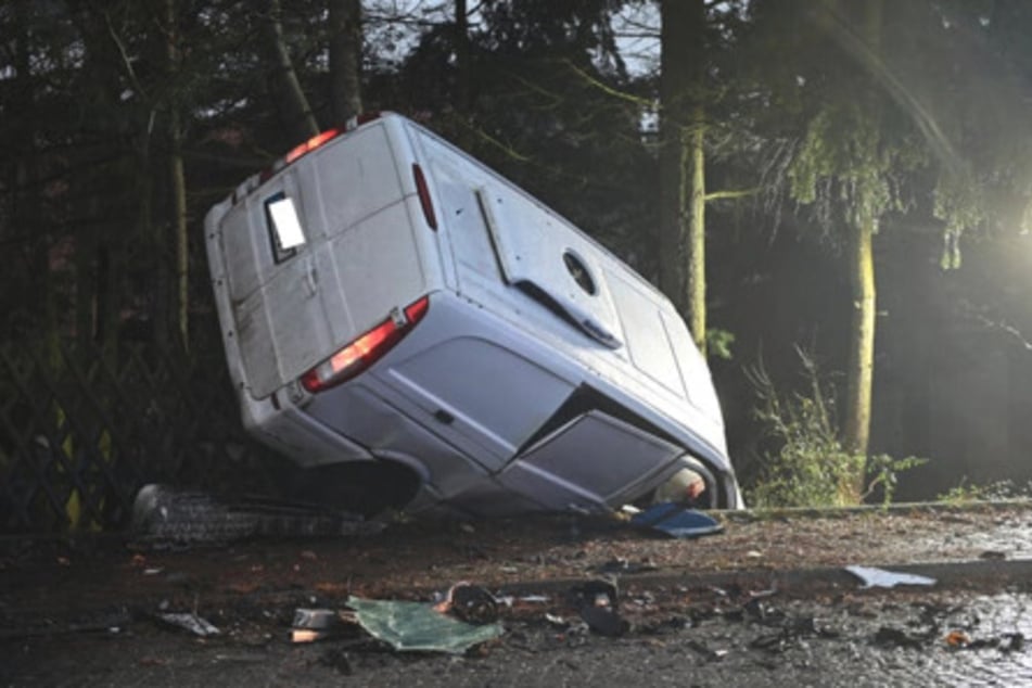 Der weiße Transporter war in ein Grundstück neben der B6 geschleudert worden und blieb dort in Schräglage stecken.