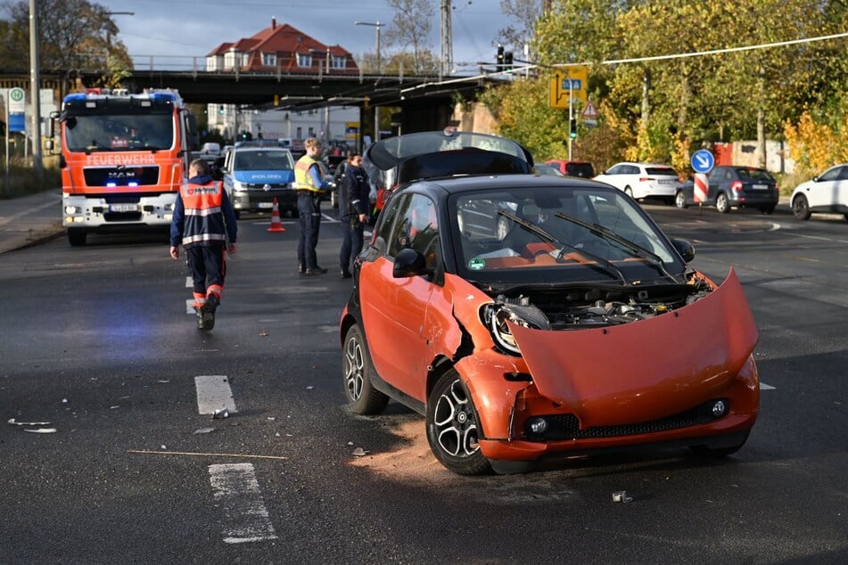 Die Polizei regelt den Verkehr.
