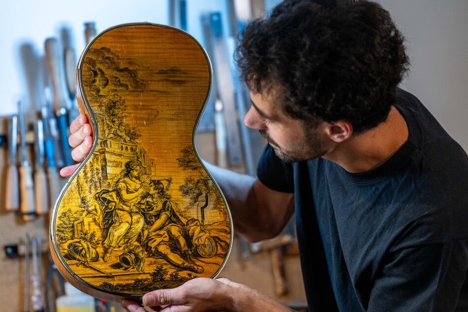 Vincent Humml restauriert derzeit eine französische Gitarre aus dem Jahr 1824.