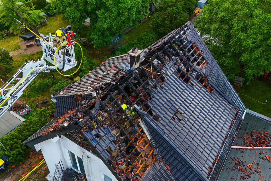 Das Haus ist nach dem Brand unbewohnbar.
