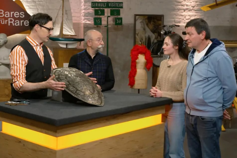 Joachim (r.) hat nicht nur seine Tochter Chiara zu "Bares für Rares" mitgebracht, sondern auch einen alten Schild.