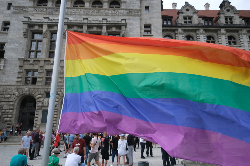 Am Freitag wurde die Regenbogenfahne vor dem Neuen Rathaus in Leipzig gehisst.