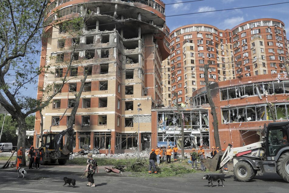 Bereits im vergangenen Monat gab es in Odessa bei einem nächtlichen Raketenangriff große Schäden an Gebäuden. (Archivbild Juni)