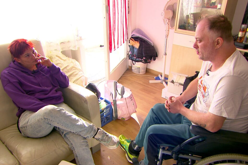 Wenig später sitzt sie in der Wohnung von Ex-Mann Marco.