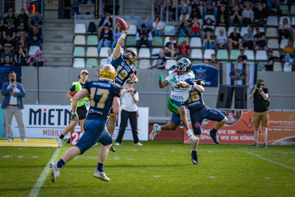 Neuzugang Vance Feuerbacher (Nr. 19) fängt den Ball ab und verhindert einen Touchdown von Jordan Pouncey.
