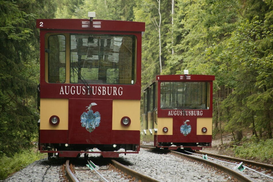 Die Drahtseilbahn in Augustusburg fährt zwischen Berg- und Talstation auf und ab.